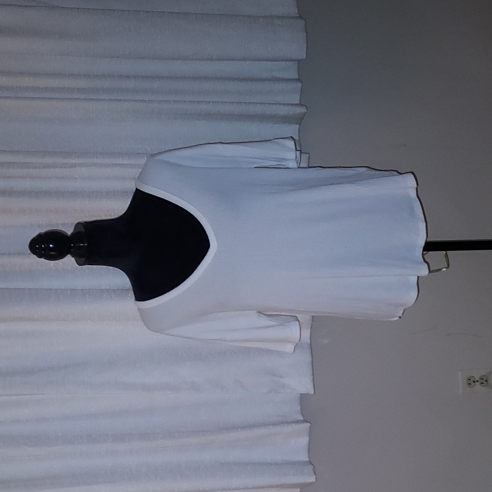 White v neck tee